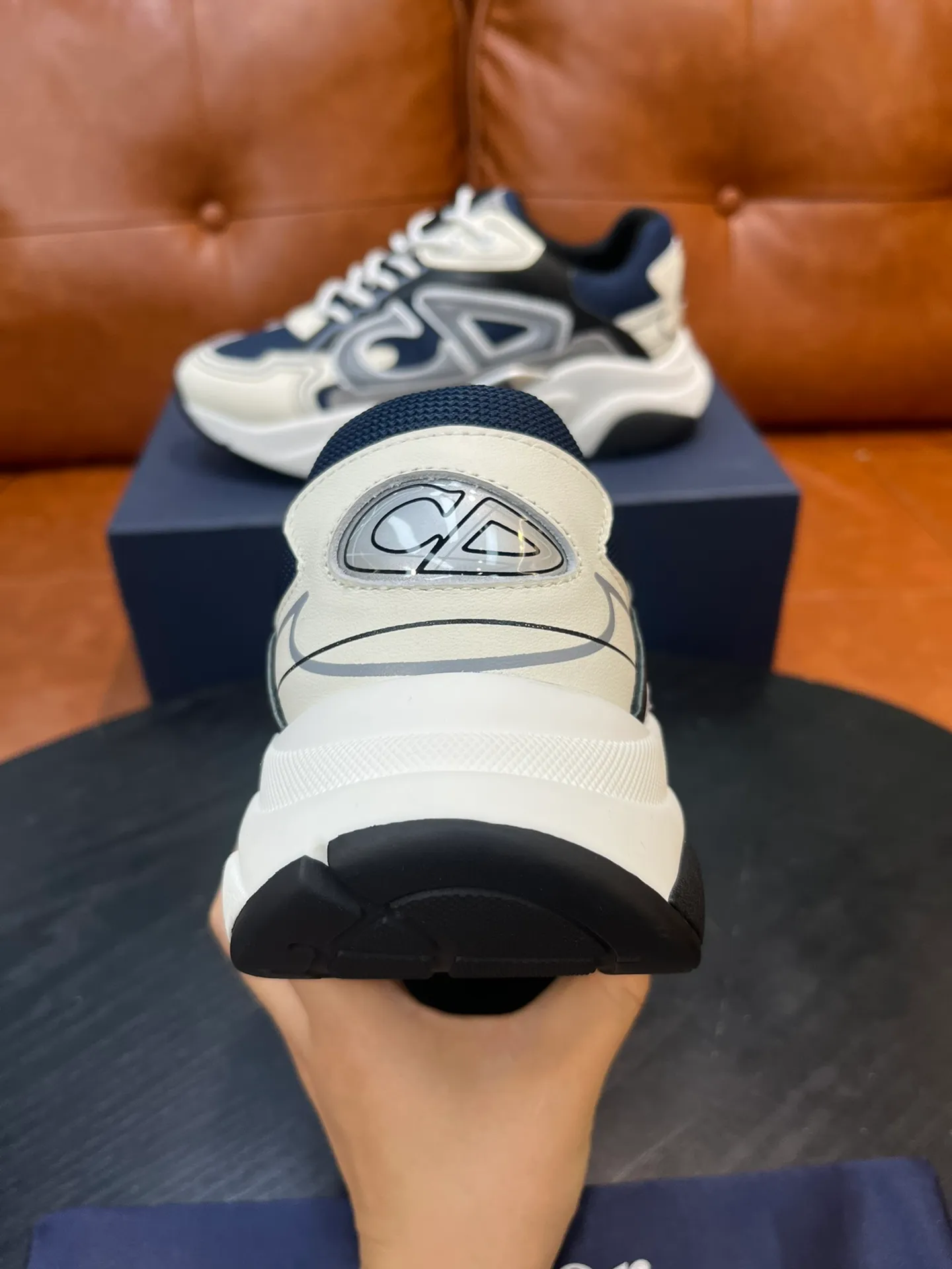 Factory price 540💰Dior B22 men's jogging fashion sneakers. This item draws inspiration from retro jogging shoes. It adopts a thick low-top design, with an upper made of leather and mesh fabric, and a black and white engraved rubber sole. Decorated with an embossed "CD" logo on the side. Code number: 39-44